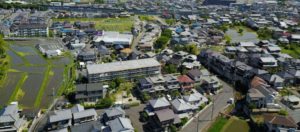 田畑と住宅が混じり合う郊外の町を上空から見たところ